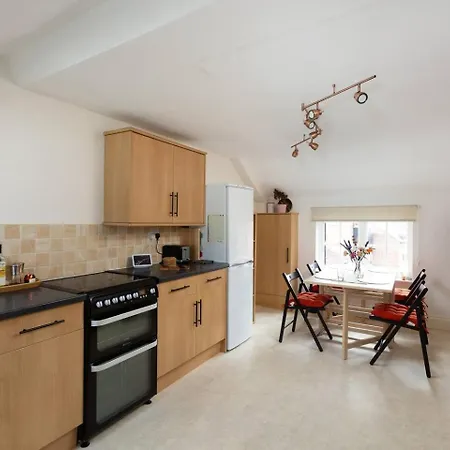 Pass The Keys 5 Bollans Court - Charming 2 Bed Center *