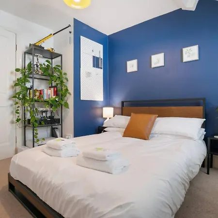 Pass The Keys 5 Bollans Court - Charming 2 Bed Center