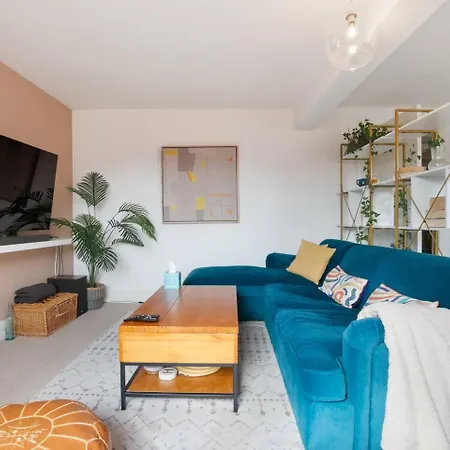Pass The Keys 5 Bollans Court - Charming 2 Bed Center *
