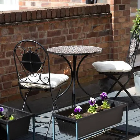 Pass The Keys 5 Bollans Court - Charming 2 Bed Center Apartment *