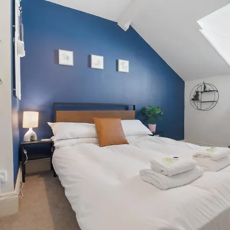 Pass The Keys 5 Bollans Court - Charming 2 Bed Center