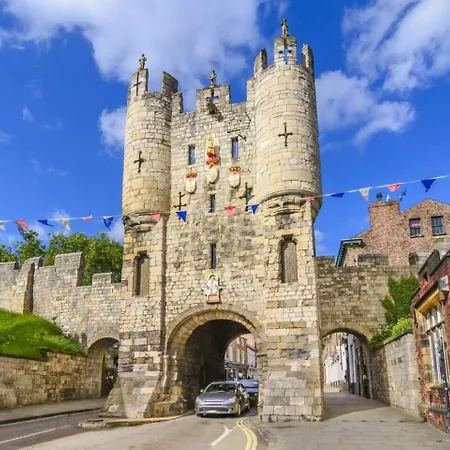 Pass The Keys 5 Bollans Court - Charming 2 Bed Center York