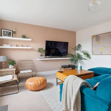 Pass The Keys 5 Bollans Court - Charming 2 Bed Center *